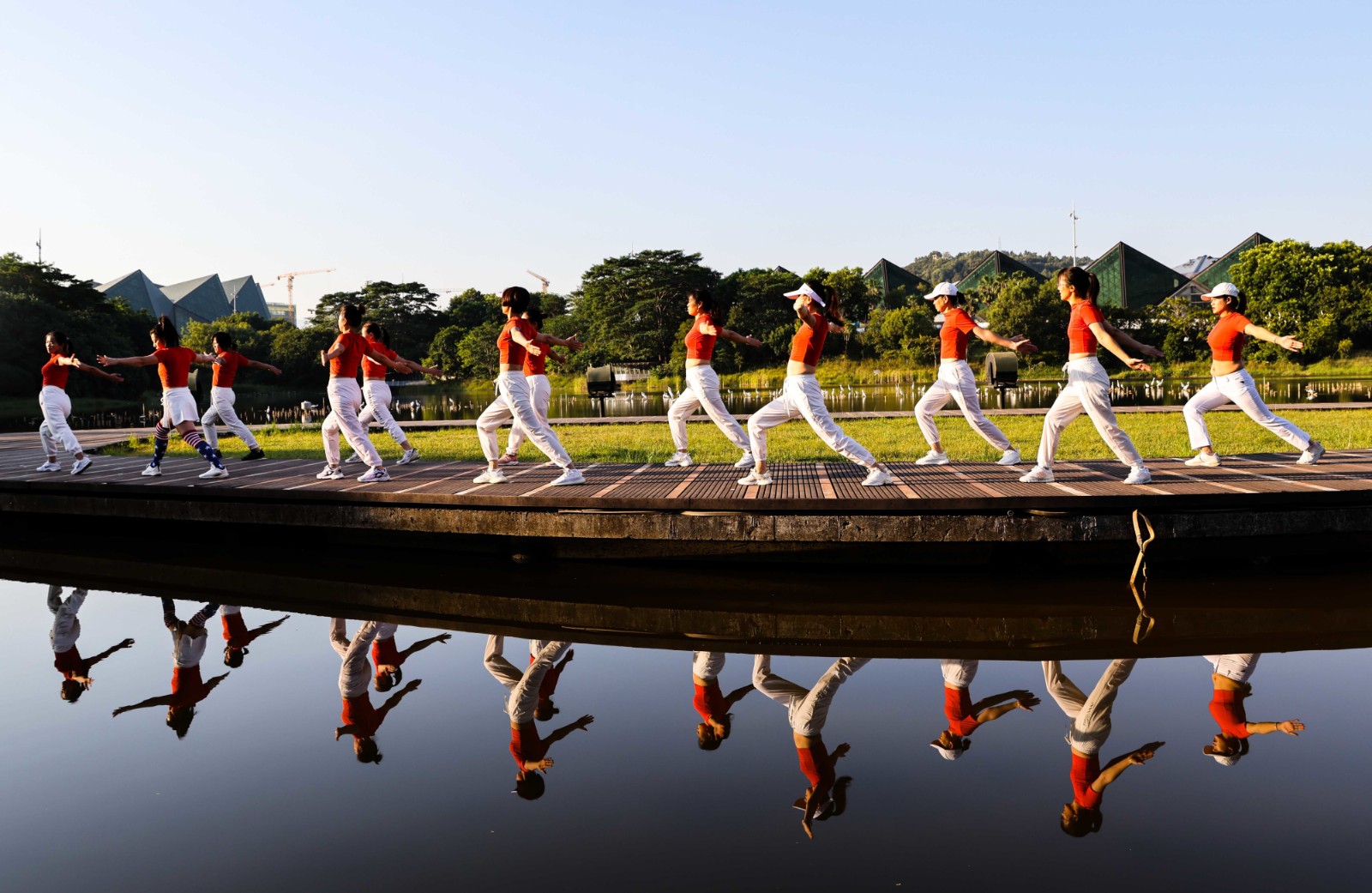 大運(yùn)公園里晨練的人 閔鋮攝.jpg